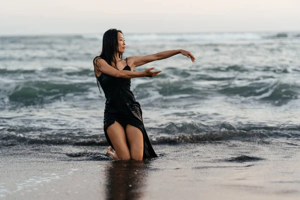 Sourire Liberté et bonheur femme chinoise sur la plage. — Photo