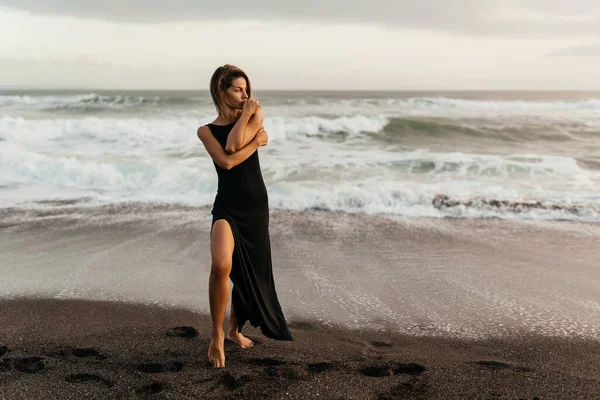 Mulher na praia está desfrutando de natureza serena oceano durante as férias de viagem ao ar livre — Fotografia de Stock
