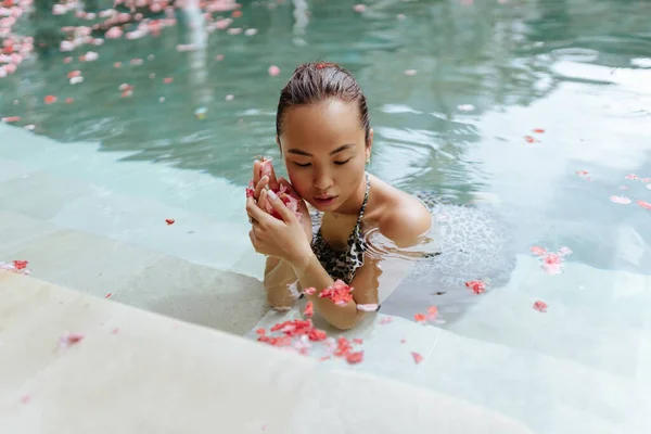 Gyönyörű nő medencében háttér — Stock Fotó