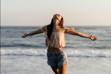 Gülümse özgürlük ve mutluluk Kumsaldaki Çinli kadın.