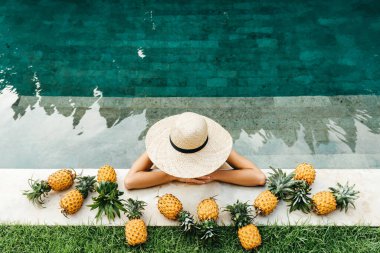 Ananaslı Havuzda Dinlenen Güzel Kadın.