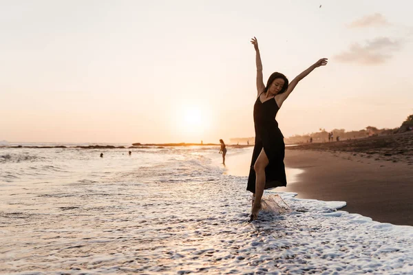 Sonrisa Libertad y felicidad mujer china en la playa. —  Fotos de Stock