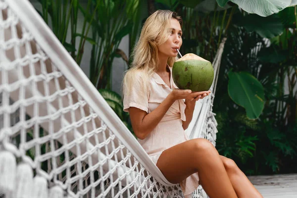 Jovem bela mulher relaxante em rede — Fotografia de Stock