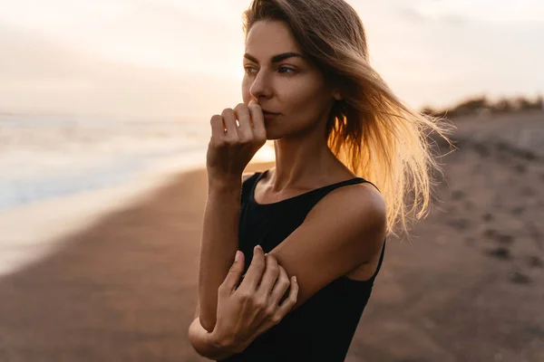 Mulher na praia está desfrutando de natureza serena oceano durante as férias de viagem ao ar livre — Fotografia de Stock