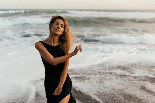 Mujer en la playa está disfrutando de la naturaleza serena del océano durante las vacaciones de viaje al aire libre —  Fotos de Stock