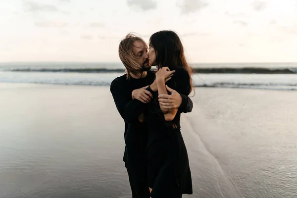 Attractive man and woman enjoying romantic evening on sunset — Stock Photo, Image