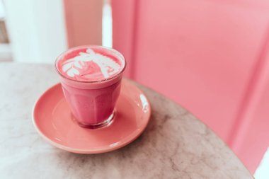 Süslü pancar kökü latte ile latte sanat ve çiçek yaprakları