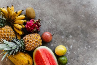 Taze sağlıklı tropikal meyveler, kavun, ananas, mango, muz, ejderha meyvesi.
