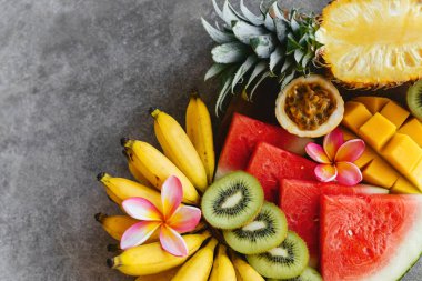 Tahta tabakta tropik meyve çeşitleri. Taş arkaplan.