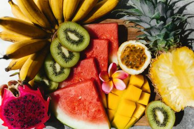Tahta tabakta tropik meyve çeşitleri. Taş arkaplan.