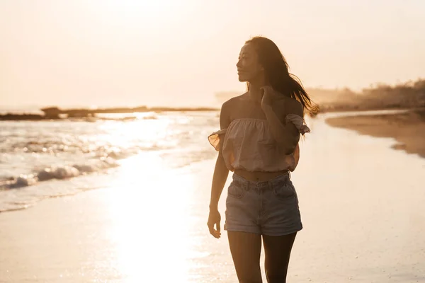 Lächeln Freiheit und Glück Chinesin am Strand. — Stockfoto