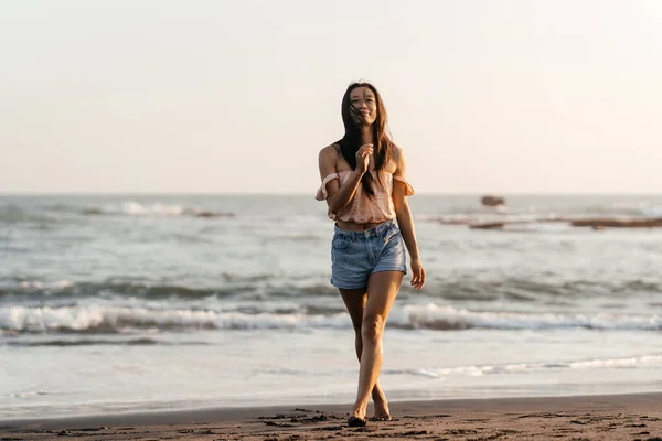 Glückliches Strandmädchen lacht lächelnd und genießt Sonnenschein im Sommerurlaub. — Stockfoto