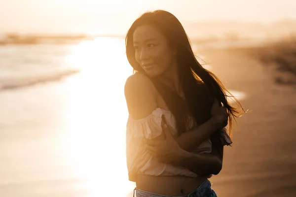 Sourire Liberté et bonheur femme chinoise sur la plage. — Photo