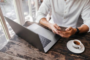 Kablosuz internete bağlanan el yapımı telefon ve dizüstü bilgisayar,