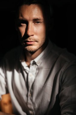 Kafede oturan yakışıklı adamın portresi.