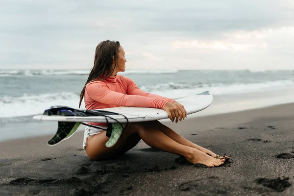 Surfe menina olhando para o oceano azul — Fotografia de Stock