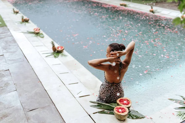 Bali 'de bilardoda mutlu güzel bir kadın — Stok fotoğraf