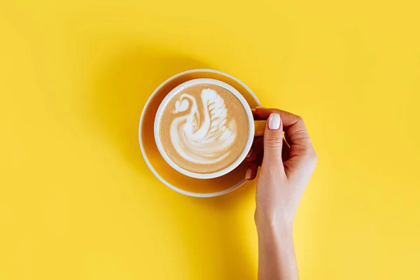 Café arte latte sobre fondo amarillo — Foto de Stock