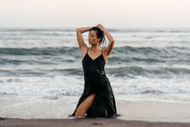 Gülümse özgürlük ve mutluluk Kumsaldaki Çinli kadın.