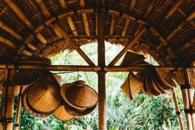 Koni şeklinde geleneksel bambu şapkası..