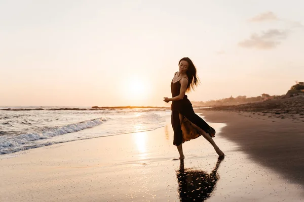 Sonrisa Libertad y felicidad mujer china en la playa. —  Fotos de Stock