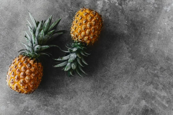 Ananas sur une table en pierre. Fruits tropicaux. — Photo