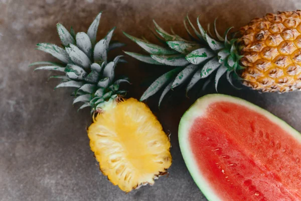 Tropenmix vorhanden. Ananas und Wassermelone. Minimaler Stil — Stockfoto