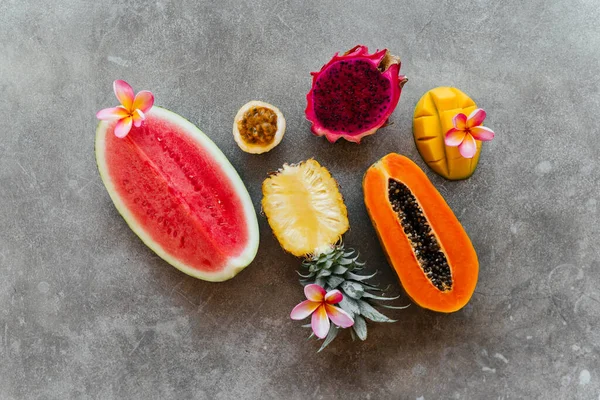 Frische gesunde tropische Früchte, Melone, Ananas, Mango, Drachenfrucht. — Stockfoto