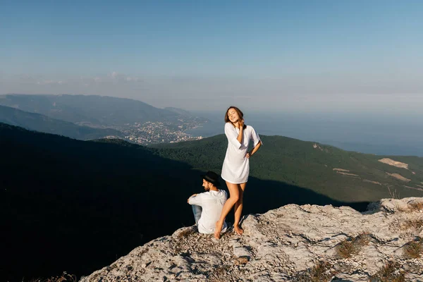 Atractiva joven pareja amorosa de hombre y mujer en el verde paisaje de montaña —  Fotos de Stock