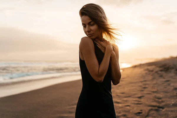Frau am Strand genießt ruhige Meeresnatur während ihres Urlaubs im Freien — Stockfoto
