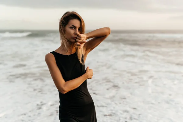 Frau am Strand genießt ruhige Meeresnatur während ihres Urlaubs im Freien — Stockfoto