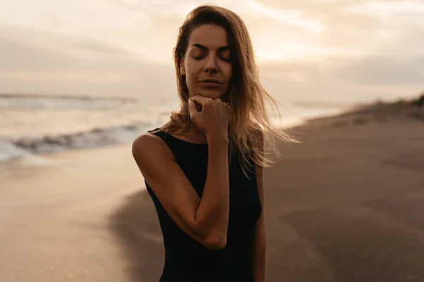 Žena na pláži se těší klidné oceánské přírodě během dovolené venku — Stock fotografie