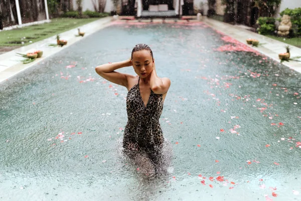 Feliz hermosa mujer en la piscina en Bali — Foto de Stock