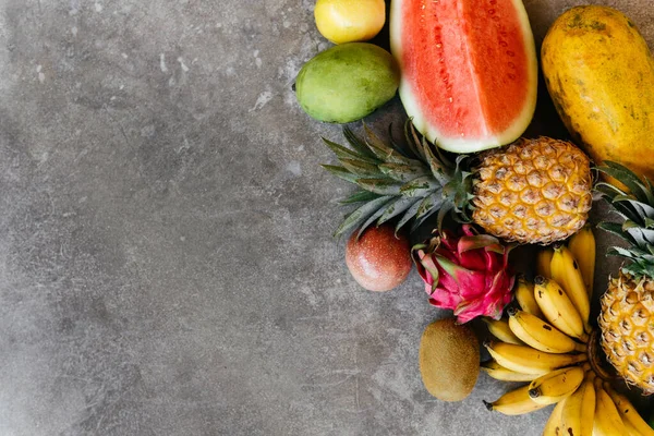 Verse gezonde tropische vruchten, meloen, ananas, mango, bananen, drakenfruit. — Stockfoto