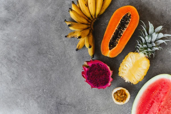 Frische gesunde tropische Früchte, Melone, Ananas, Mango, Bananen, Drachenfrüchte. — Stockfoto