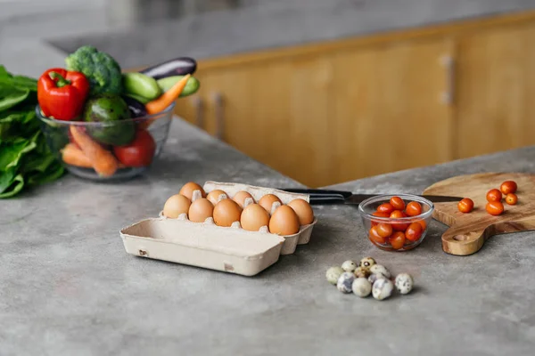 Alimentos saludables están sobre la mesa en la cocina — Foto de Stock