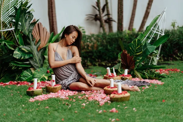 Nő relaxáló trópusi villa — Stock Fotó