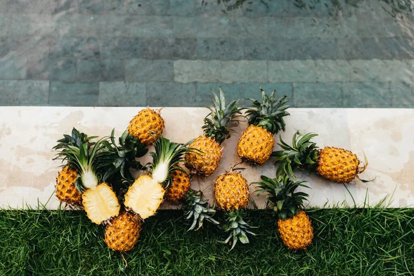 Vynikající zralé ananas u bazénu. Bali Indonesia. — Stock fotografie