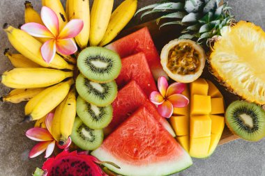 Tahta tabakta tropik meyve çeşitleri. Taş arkaplan.