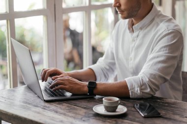 Kablosuz internete bağlanan el yapımı telefon ve dizüstü bilgisayar,