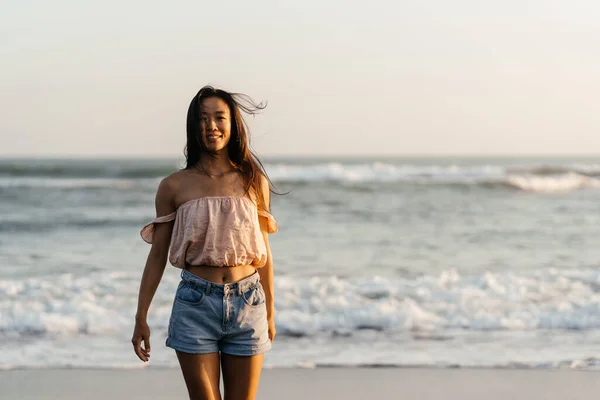 Glückliches Strandmädchen lacht lächelnd und genießt Sonnenschein im Sommerurlaub. — Stockfoto