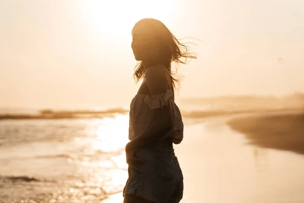 Happy beach girl laughing smiling enjoying sunshine on summer vacation. — Stock Photo, Image