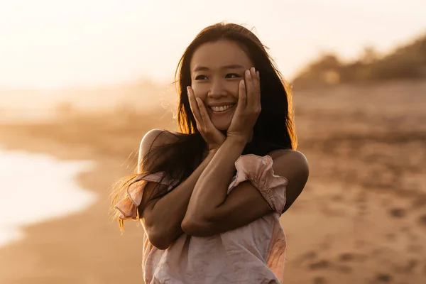 Happy beach girl rire souriant profiter du soleil pendant les vacances d'été. — Photo