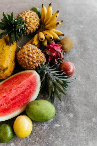 Frische gesunde tropische Früchte, Melone, Ananas, Mango, Bananen, Drachenfrüchte. — Stockfoto