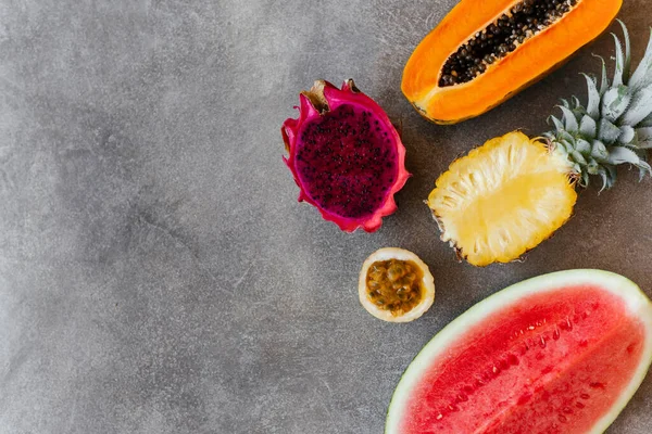 Frische gesunde tropische Früchte, Melone, Ananas, Mango, Drachenfrucht. — Stockfoto