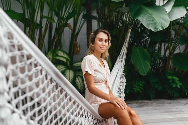 Young beautiful woman relaxing in hammock — Stock Photo, Image