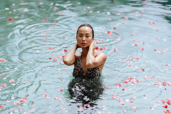 Hermosa mujer en el fondo de la piscina — Foto de Stock