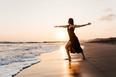 Gülümse özgürlük ve mutluluk Kumsaldaki Çinli kadın.