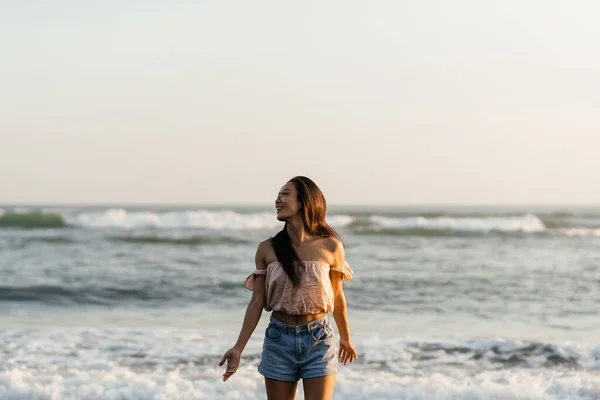 Sonrisa Libertad y felicidad mujer china en la playa. —  Fotos de Stock