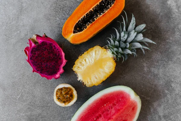 Frische gesunde tropische Früchte, Melone, Ananas, Mango, Drachenfrucht. — Stockfoto